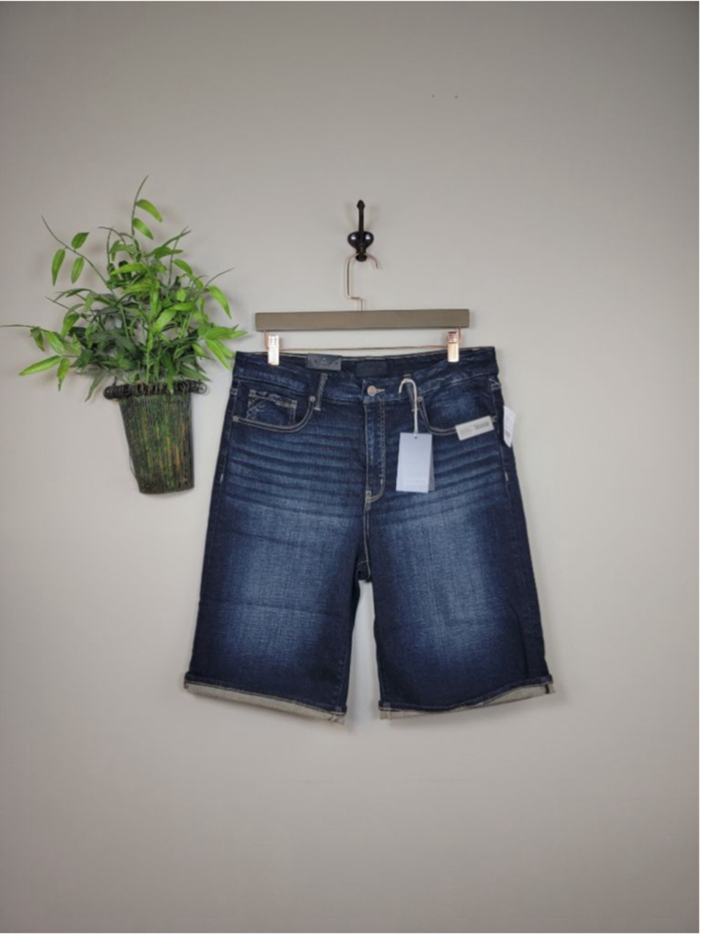NEW Buckle Black No. 93 Curvy Fit Mid Rise Dark Blue Wash Bermuda Jean Shorts 32